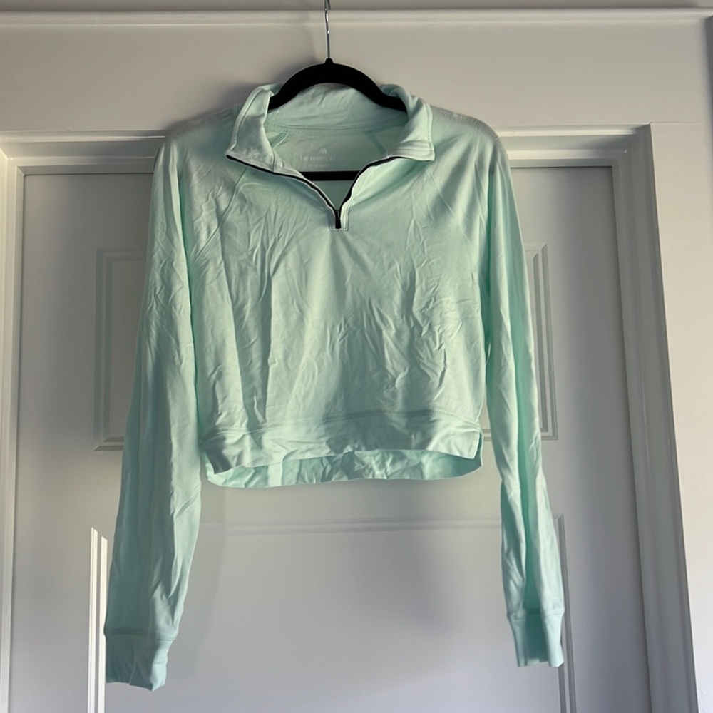 NWOT Women’s Normal Brand size M cropped active puremeso quarter zip